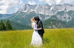 Молодожены воспроизводили первый поцелуй в 11 странах мира