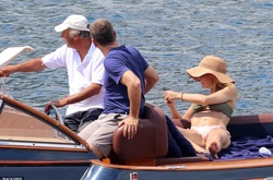 Звезда «Секретных материалов» Джиллиан Андерсон потрясла фигурой в бикини