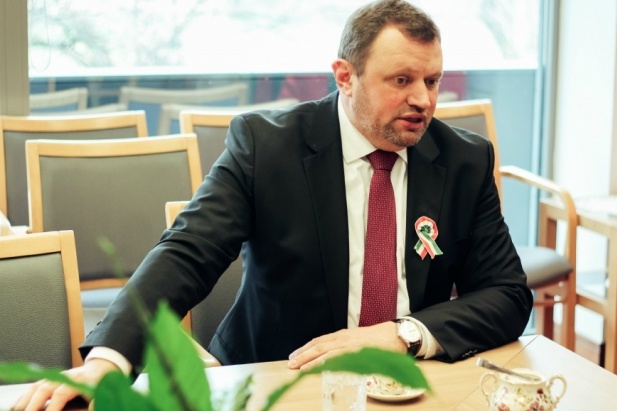 Угорський посол вимагає від України не скасовувати скандальний мовний закон