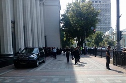 Раду посилено охороняють