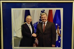 Петро Порошенко зустрівся з міністром оборони США Джеймсом Меттісом