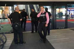 В США чоловік вдарив поліцейського ножем