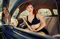 Як жінки рекламували автомобілі у минулому столітті