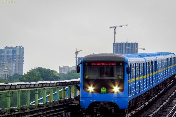 У київському метро при спробі проїхати на даху вагона загинув зачепер 