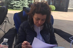 Оксана Сироїд біля Адміністрації президента