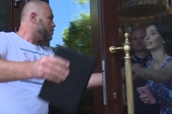 Чоловік виштовхав журналістку за двері