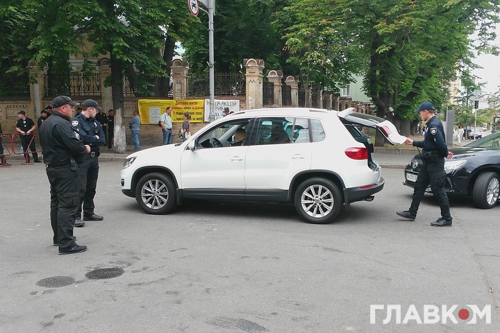 Поліція перевіряє машини, які їдуть у бік Адміністрації президента 