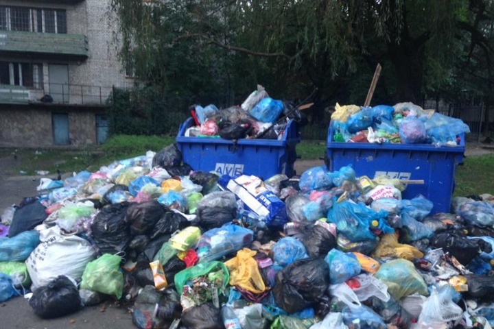 Львів залишається заваленим сміттям