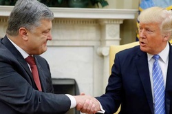 Рукостискання Порошенка і Трампа