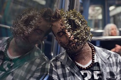 Фотограф показал, как люди превращаются в растения