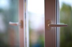 Пенсіонерка викинулася з вікна в Харківській області