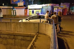 На Дорогожичах підлітки прогулювалися по тонкому парапеті шляхопроводу