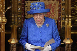 В шляпке Елизаветы II увидели скрытую поддержку ЕС