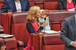 Мама в законе: сенатор Австралии покормила ребенка грудью во время выступления в парламенте