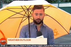 В Ирландии ведущего прогноза погоды сильный ветер сдул с кадра