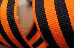 Відносна більшість українців підтримують заборону георгіївської стрічки - опитування