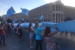 У центрі Києва відзначили День кримськотатарського прапора 