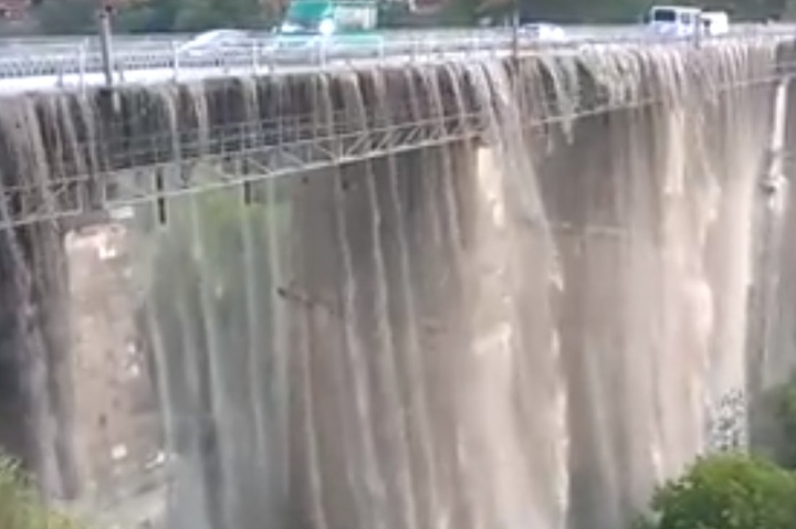 У Кам’янці-Подільському потужна злива перетворила міст на водоспад