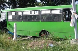 У Черкасах компанія випускників викрала маршрутку та розгромила кладовище (ФОТО)