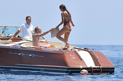 Эмили Ратажковски похвасталась фигурой в откровенном купальнике