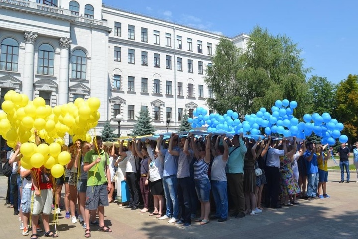 У Дніпрі в честь свята склали найбільшу в Україні Конституцію