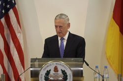  Міністр оборони США Джеймс Меттіс на церемонії 70-річчя Плану Маршалла 