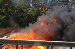 На Бориспільскій трасі після зіткнення загорівся автомобіль (фото)