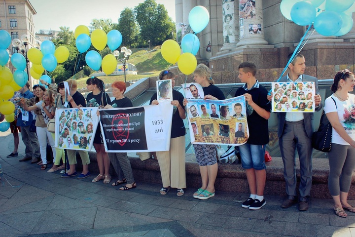 Рідні полонених провели в центрі Києва акцію на підтримку своїх чоловіків