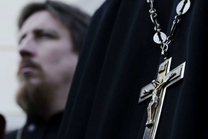 Настоятеля церкви в Росії застукали з місцевим чиновником «у момент близькості» та побили 