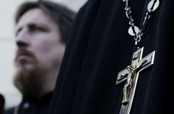 Настоятеля церкви в Росії застукали з місцевим чиновником  «у момент близькості» та побили 