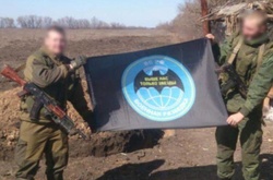  Військові передали СБУ затриманого росіянина та ще трьох осіб 
 Фото: facebook.com/SecurSerUkraine 
  