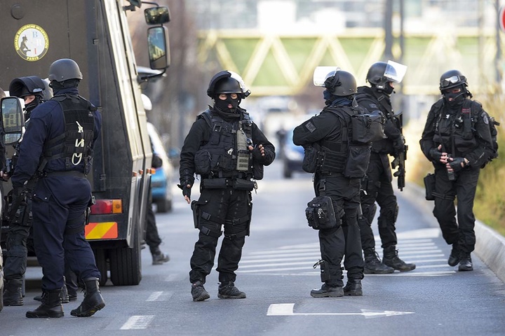 У передмісті Парижа поліція проводить антитерористичну операцію
