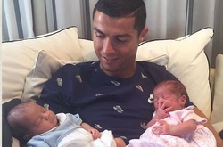 Криштиану Роналду выложил первое фото с новорожденными близнецами