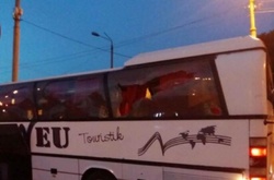 У Києві невідомі в чорному напали на туристичний автобус