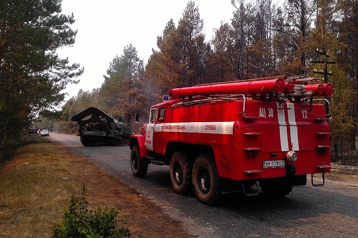 Рятувальникам вдалося зменшити вдвічі площу пожежі в Чорнобильській зоні 