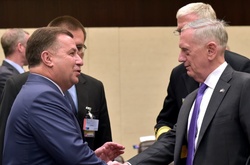  Зустріч міністрів оборони України Степана Полторака і США Джеймса Маттіса на полях Ради міністрів НАТО в Брюсселі, 29 червня 2017 року 