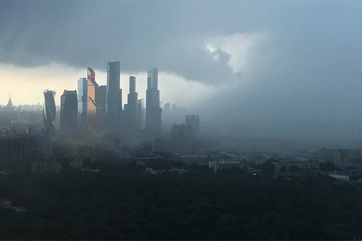 Тропічна злива і град в Москві, які нагадують про Світовий потоп