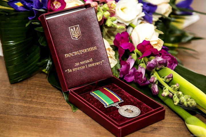 Луценко вручив медаль «За працю і звитягу» авторці фільму про розстріли на Майдані