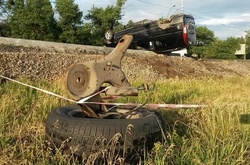  У результаті зіткнення було відірвано праве заднє колесо у мікроавтобуса, через що Mercedes стало заносити і його перевернуло на дах 
  