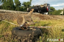 В результате столкновения было оторвано правое заднее колесо у микроавтобуса, из-за чего Mercedes стало заносить и он перевернулся на крышу