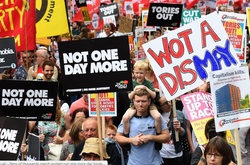 Десятки тисяч британців протестували у Лондоні проти політики уряду