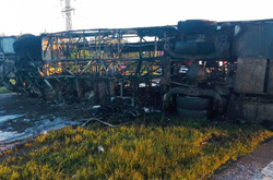  Причиною трагедії могло стати те, що водія автобуса при обгоні засліпили фари зустрічного автомобіля 
  