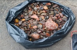 Під час огляду автомобіля правоохоронці виявили бурштин-сирець вагою 4 кг 740 г.