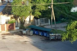 Очищений від сміття контейнерний майданчик у Львові