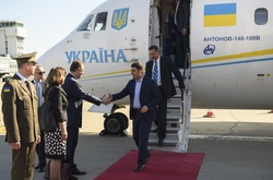 Прем'єр-вояж. Уряд оприлюднив бюджет закордонних візитів Гройсмана та Яценюка