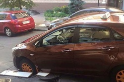 В столице автомобиль провалился под асфальт