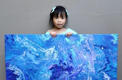 Маленька дівчинка створює міжгалактичні картини, щоб допомогти іншим дітям