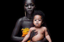 Королева тьмы: 24-летняя девушка из Южного Судана поразила соцсети своим цветом кожи