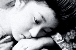 С распущенными волосами и без кимоно: молодые гейши в студийных портретах 1900-х годов