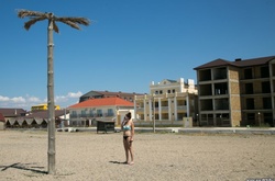 Літо в окупованому Криму: порожні пляжі та військові літаки над ними